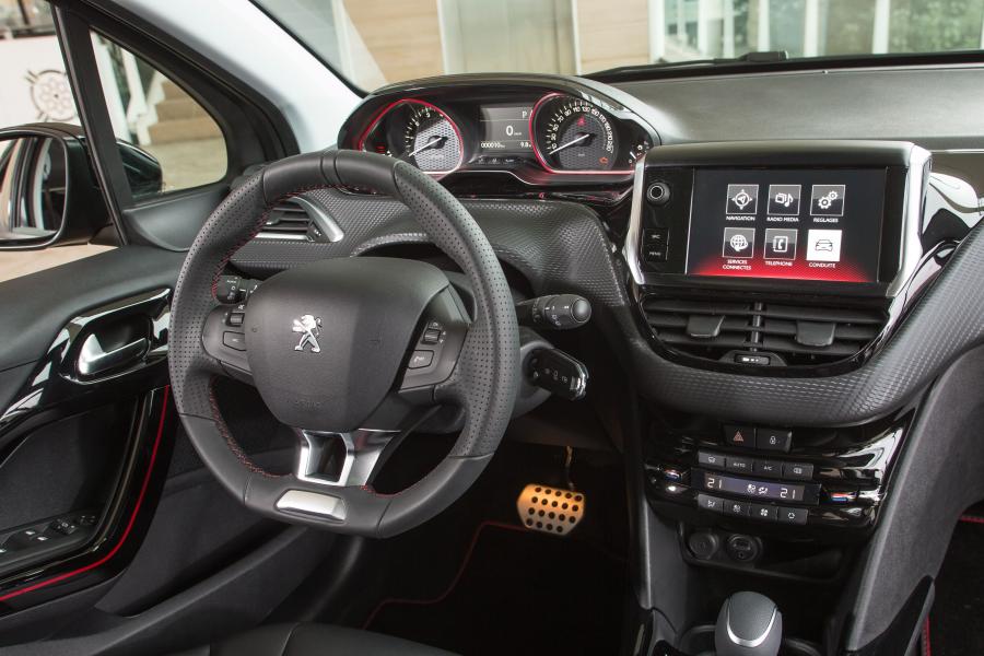 Панель приборов Peugeot 2008 Black Matt 2017 года  (фото 6 из 32)